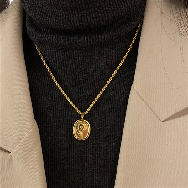 Trend Luxury Fashion Gold Color Pendant Necklace for Woman Oval Floral Pattern Clavicle Chain Collares Para Muje