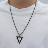 Collar con colgante de triángulo hueco negro simple para hombres y mujeres, collares de acero inoxidable punk, cadena masculina 2023, nueva joyería de fiesta