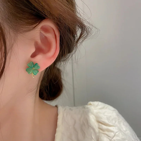 Pendientes de trébol de cuatro hojas con forma de corazón verde de versión coreana Pendientes de temperamento combinables para mujer Pendientes de color dorado